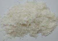 5. Sáp cọ vẩy - Palm wax (dạng vẩy, màu trắng, không mùi): pha với sáp paraffin hoặc sáp ong; đổ ly cốc, đổ khuôn